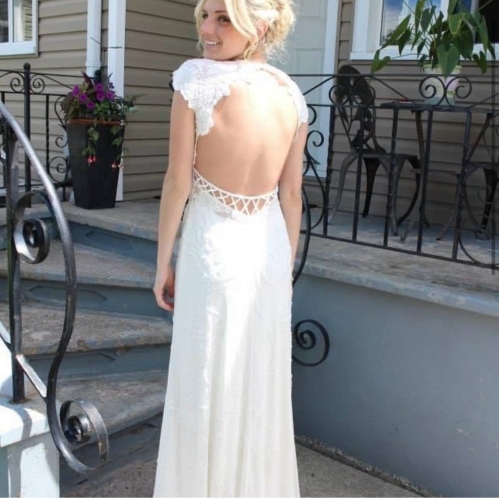 Prom dress: White Lace Backless Gown